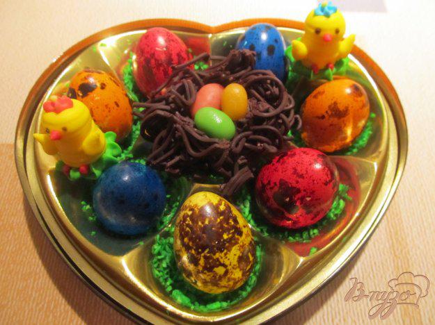 фото рецепта: Шоколадные гнезда с «яйцами»