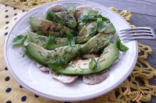 фото рецепта: Салат из шампиньонов,авокадо и мяты