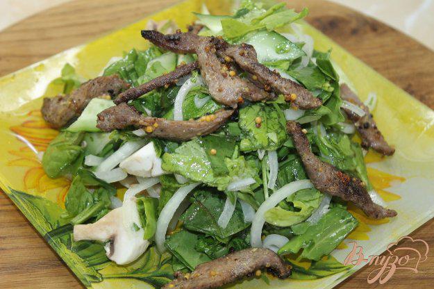 фото рецепта: Салат с утиной грудкой и свежими листьями салата