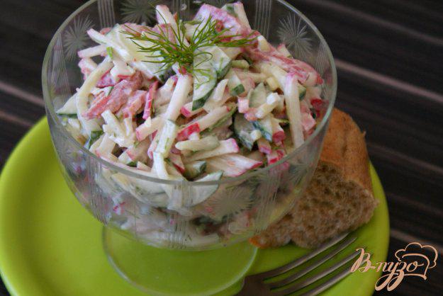 фото рецепта: Салат с копченой колбасой со сметанной заправкой