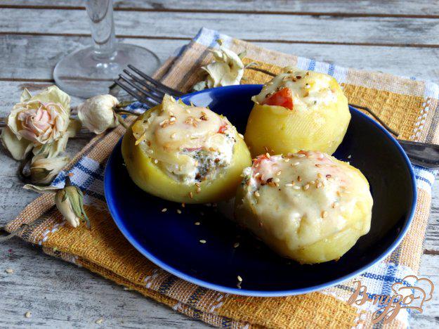 фото рецепта: Картофельные лодочки с брокколи и помидорами