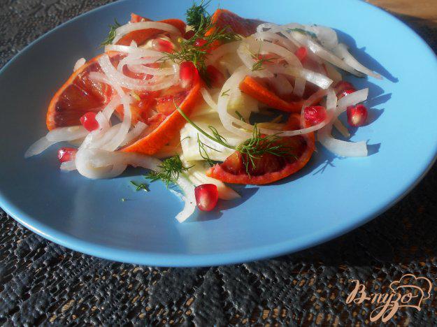 фото рецепта: Салат с сангвини, фенхелем и маринованным луком