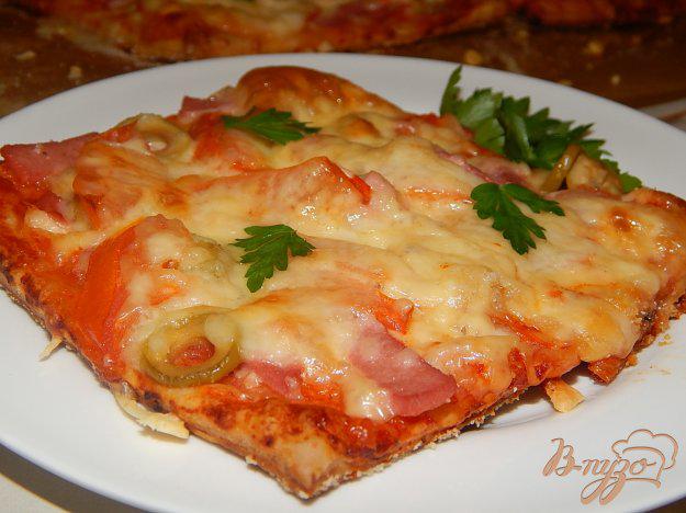 фото рецепта: Пицца с колбасой и сыром