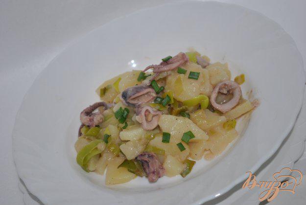 фото рецепта: Кальмары с картофелем в сметанном соусе