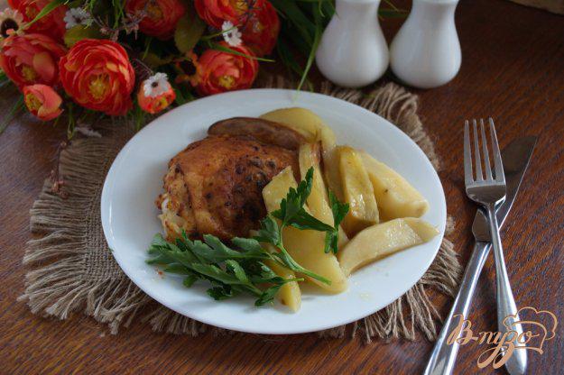 фото рецепта: Бедрышки куриные на картофеле в духовке