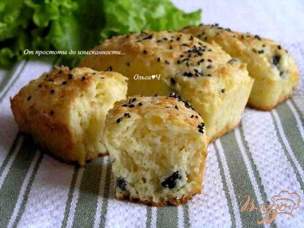 фото рецепта: Сырные булочки с маслинами и кунжутом