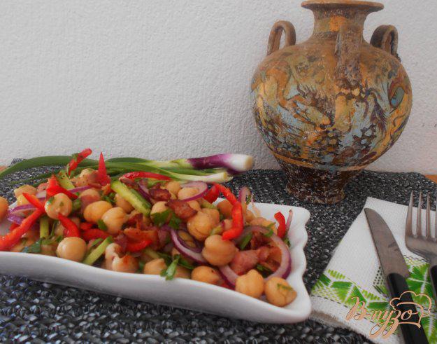 фото рецепта: Салат с нутом и беконом