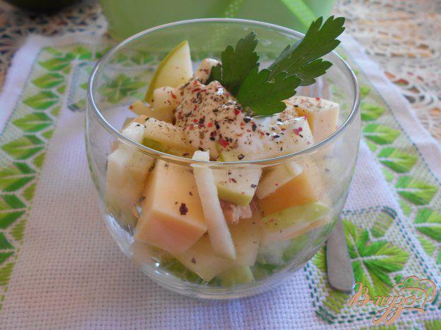 фото рецепта: Салат с яблоком, сельдереем и сыром