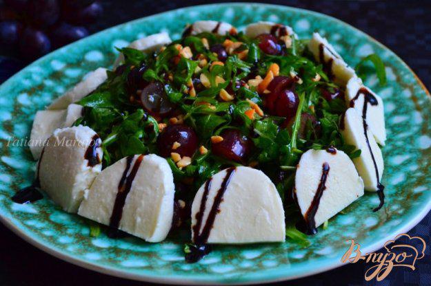 фото рецепта: Салат с рукколой и виноградом