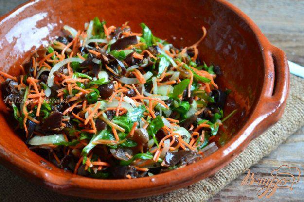 фото рецепта: Салат с рукколой, морковью и черными грибами