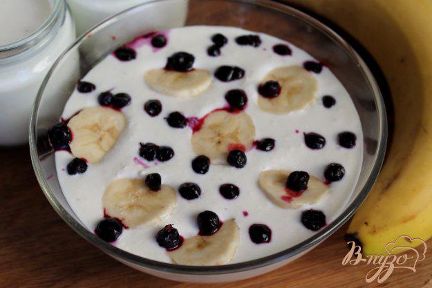 фото рецепта: Творожный десерт с бананом и черникой