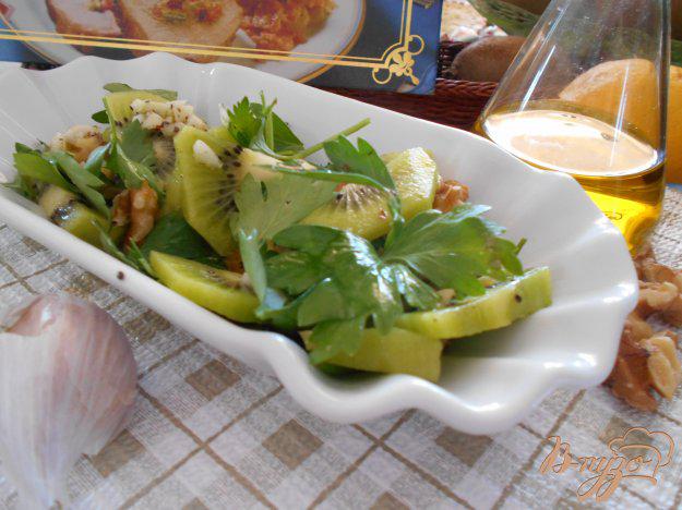 фото рецепта: Салат с киви и орехами