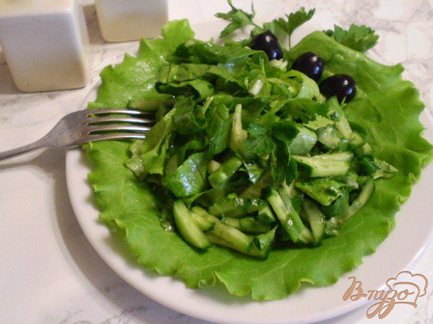 фото рецепта: Салат с огурцом и шпинатом