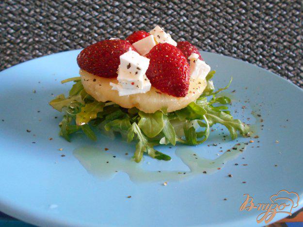 фото рецепта: Салат с рукколой и клубникой