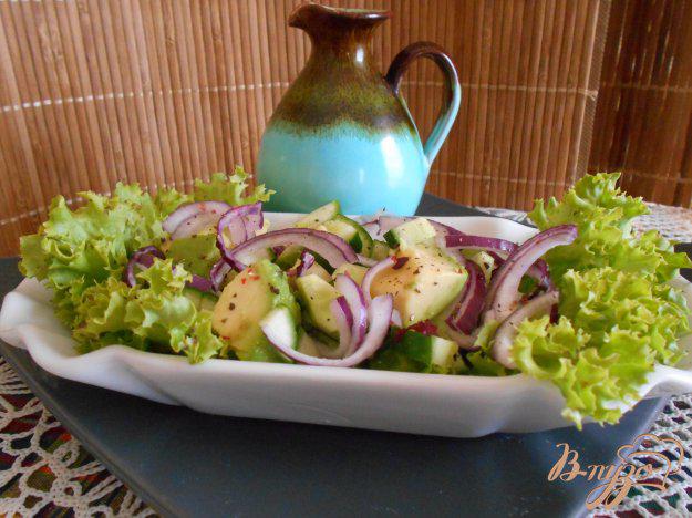 фото рецепта: Салат с огурцом и авокадо