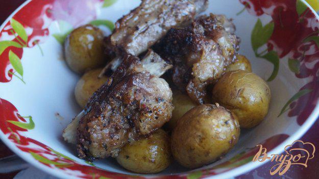 фото рецепта: Молодой картофель со свиными ребрами запеченные в рукаве