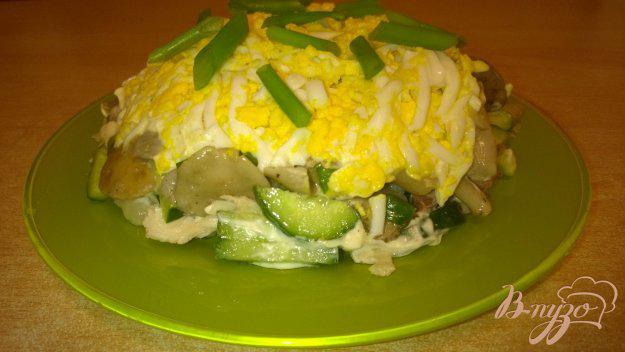 фото рецепта: Куриный салат с яйцами и грибами