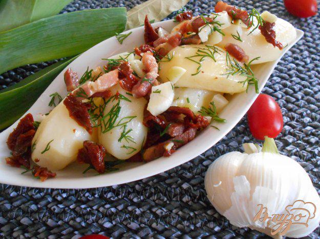 фото рецепта: Молодой картофель с беконом и вялеными помидорами