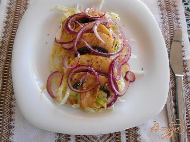 фото рецепта: Салат с сырыми шампиньонами и луком