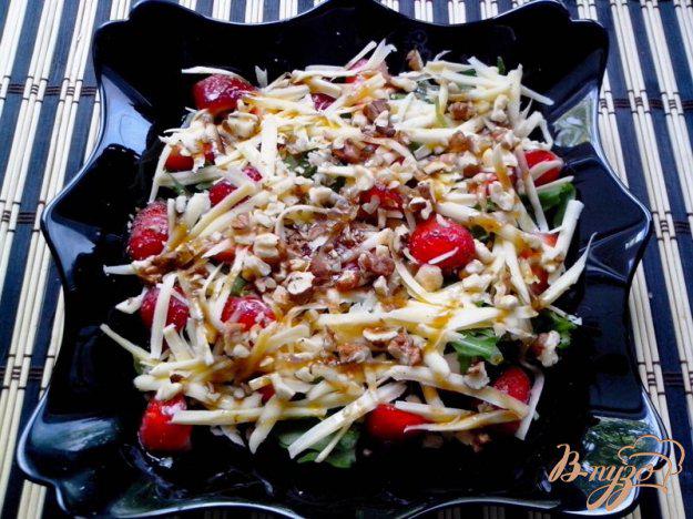 фото рецепта: Салат из рукколы с клубникой и сыром Эдам