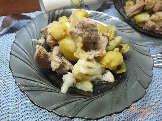 фото рецепта: Свинина тушеная с молодым картофелем и овощами