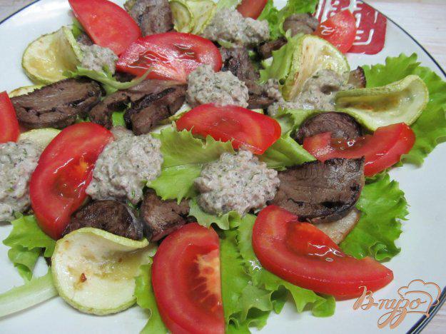 фото рецепта: Салат из сердца помидора кабачка под грибным соусом