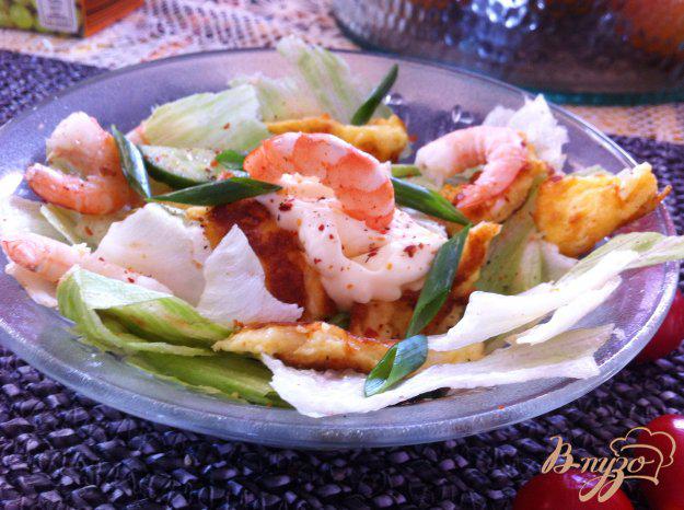 фото рецепта: Салат с омлетом и креветками