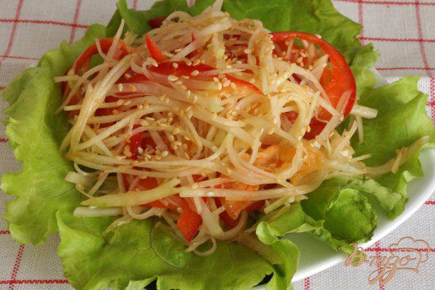 фото рецепта: Салат из кольраби с болгарским перцем