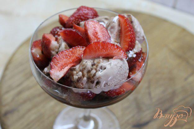фото рецепта: Нежный десерт с клубники и шоколада с добавлением мороженого