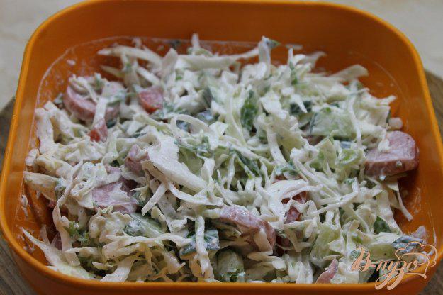 фото рецепта: Салат с молодой капусты с добавлением сарделек и овощей