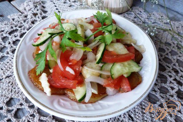 фото рецепта: Овощной салат на картофельной подушке