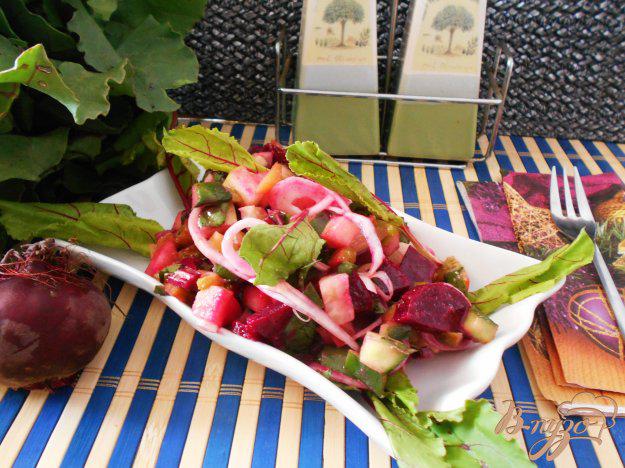 фото рецепта: Салат со свеклой и свекольной ботвой