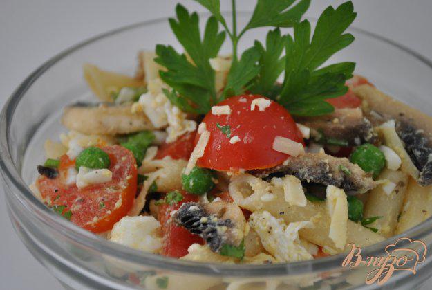 фото рецепта: Салат с макаронами и сырыми шампиньонами