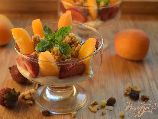 фото рецепта: Творожный десерт с клубникой и абрикосами