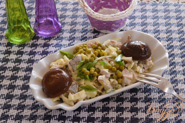 фото рецепта: Салат со свининой и маринованными грибами