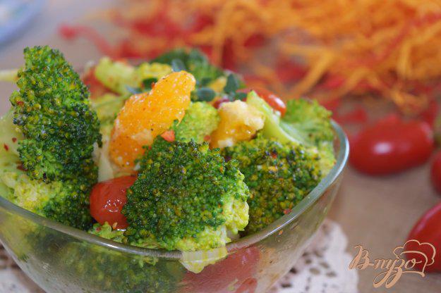 фото рецепта: Теплый салат из брокколи и помидоров  с апельсиновой заправкой
