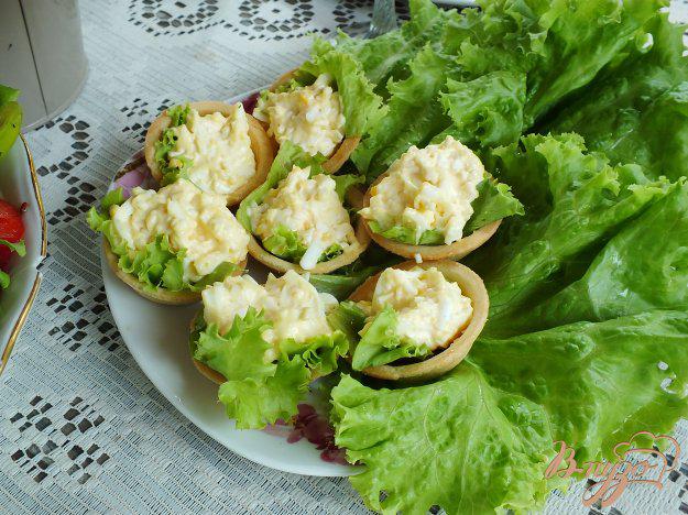 фото рецепта: Закуска из яиц с листьями салат