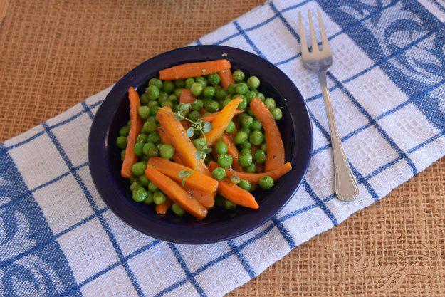 фото рецепта: Гарнир из моркови и горошка