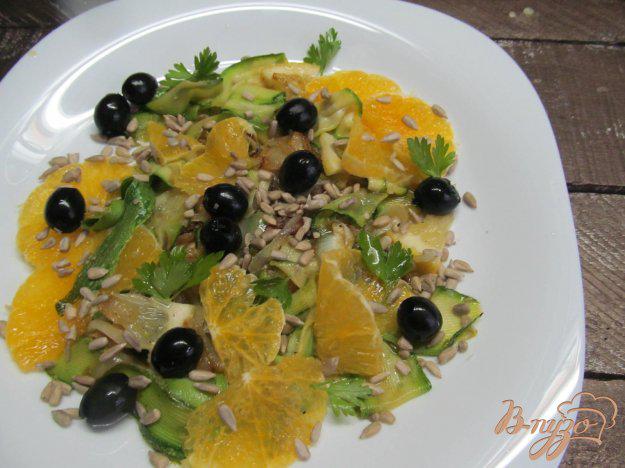 фото рецепта: Салат из апельсина кабачка и оливок