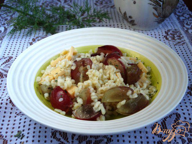 фото рецепта: Салат с булгуром и виноградом