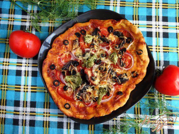 фото рецепта: Грибная пицца с брокколи и маслинами