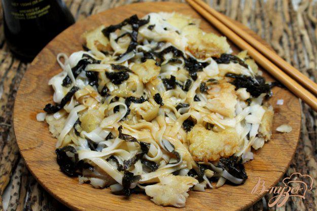 фото рецепта: Рисовая лапша с рыбой и водорослями нори