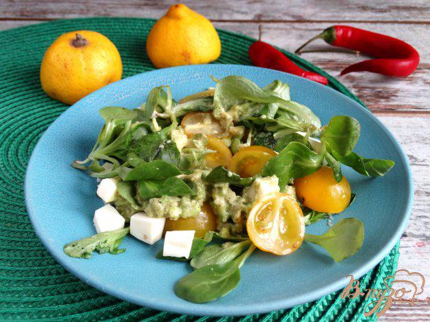 фото рецепта: Салат из авокадо черри и корн-салата