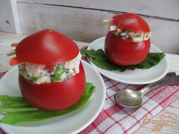 фото рецепта: Фаршированные помидоры салатом из крабовых полочек