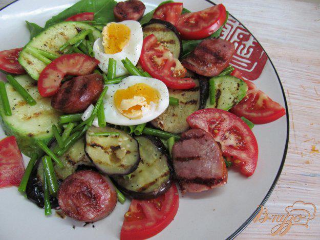 фото рецепта: Теплый салат с домашними колбасками и овощами