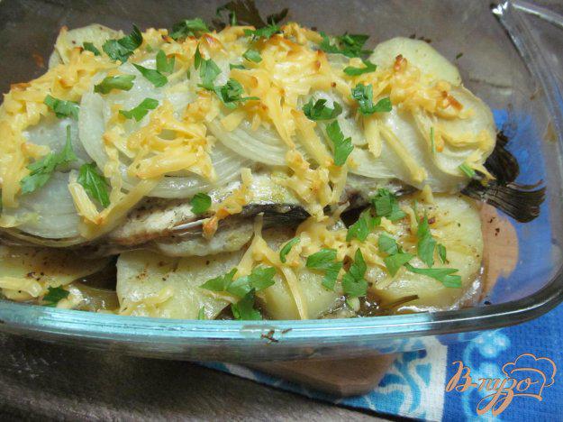 фото рецепта: Карась запеченный на сельдерее и картофеле