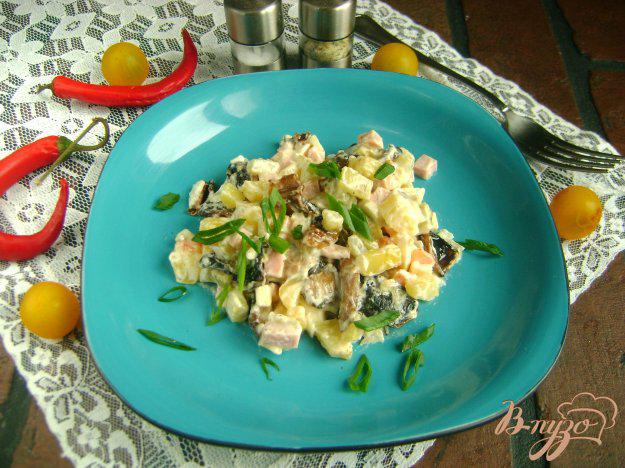 фото рецепта: Оливье с колбасой и жареными грибами