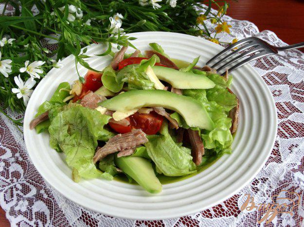 фото рецепта: Салат из авокадо индейки и овощей
