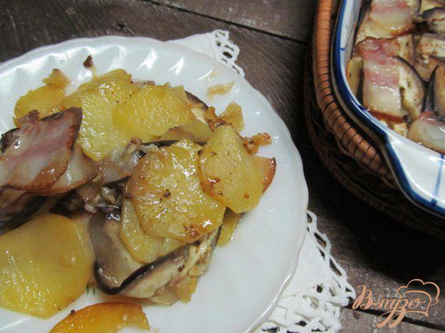 фото рецепта: Запеченный картофель с беконом и баклажаном