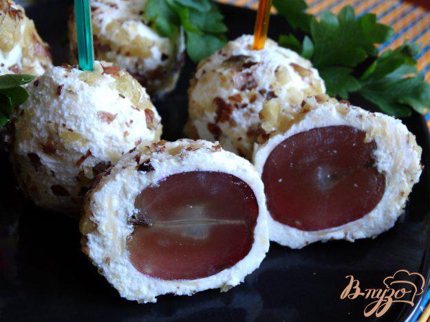 фото рецепта: Творожные шарики с виноградом